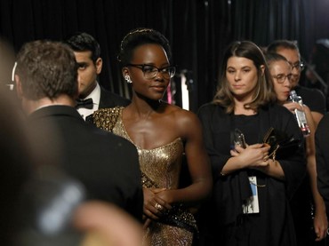 Lupita Nyongo tampil berkacamata sebelum naik ke atas panggung. Matt Sayles/A.M.P.A.S via Getty Images.