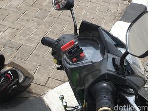 Pakai Holder, Driver Ojol Tetap Konsentrasi Nyetir Saat Lihat GPS Pakai Holder, Driver Ojol Tetap Konsentrasi Nyetir Saat Lihat GPS