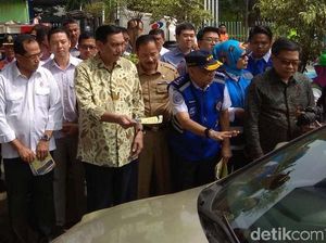 Duet Luhut-Budi Karya Bagi-bagi Brosur di Tol Bekasi