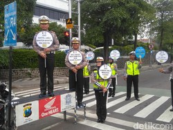 Ini Kampanye Polisi: Ojo Nyetel Lagu Banter-Banter Pas Nyetir