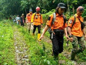 Tim SAR Gabungan Cari Nenek Imoh yang Hilang di Gunung Sawal Tim SAR Gabungan Cari Nenek Imoh yang Hilang di Gunung Sawal