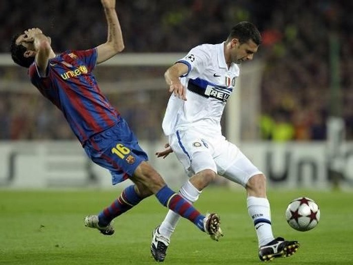 Inter Milan's Brazilian midfielder Thiago Motta (R) vies with Barcelona's midfielder Sergio Busquets (L) during the UEFA Champions League semi-final second leg football match Barcelona vs Inter Milan on April 28, 2010 at the Camp Nou stadium in Barcelona. AFP PHOTO/LLUIS GENE / AFP PHOTO / LLUIS GENE