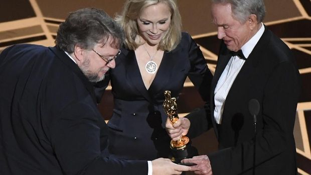 Guillermo del Toro memeriksa amplop Best Picture saat Oscar 2018.