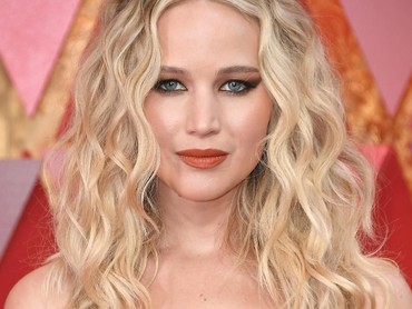 Ia tampil menawan dengan pulasan makeup dan lipstik merah. Neilson Barnard/Getty Images.