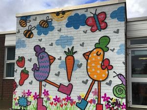 Ibu dan Anak Ini Kompak Banget Saat Berurusan dengan Grafiti