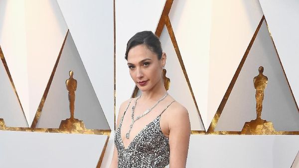 Gal Gadot Hingga Emma Stone, Ini Artis Berbusana Terbaik di Oscars 2018