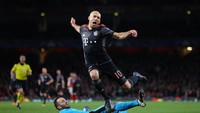 Winger Bayern Munich Arjen Robben pernah membuat Arsenal jengkel. Di Liga Champions 2014, Robben jatuh dramatis tanpa sentuhan dari Santi Cazorla, yang mengawalnya dari belakang di kotak penalti. Manajer Arsenal Arsene Wenger sampai melabeli Robben sebagai tukang diving yang ulung. (Foto: Clive Mason/Getty Images)
