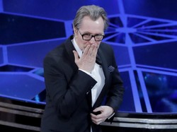 Gary Oldman Bangga Bisa Menang Oscar karena Perankan Winston Churchill