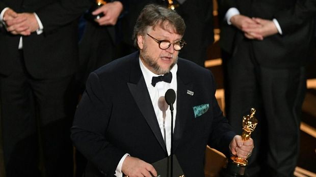 Guillermo del Toro memenangkan piala Sutradara Terbaik.
