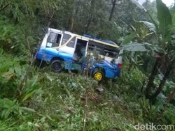 Bus Mini Terjun ke Jurang di Ponorogo, 2 Pelajar Terluka