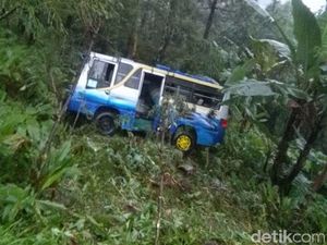 Bus Mini Terjun ke Jurang di Ponorogo, 2 Pelajar Terluka Bus Mini Terjun ke Jurang di Ponorogo, 2 Pelajar Terluka
