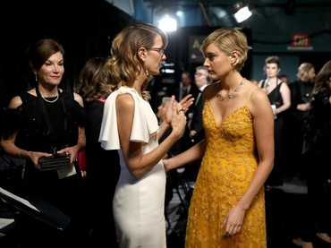 Greta Gerwig tampak sedang mengobrol dengan aktris senior Laura Dern. Matt Sayles/A.M.P.A.S via Getty Images.
