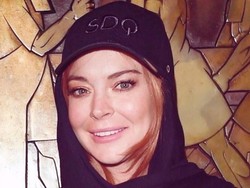 Ini Desainer di Balik Hijab Topi yang Dipakai Lindsay Lohan