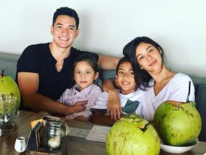 Hot Daddy, Ini 10 Potret Kebersamaan Andrew White dengan Istri dan Anaknya Saat Makan