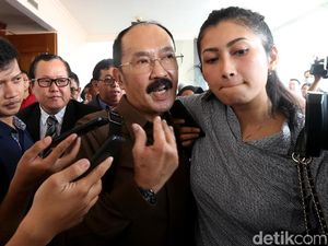 Geger Fredrich Yunadi: Pernyataan Cablak sampai Gerak Tangan Geger Fredrich Yunadi: Pernyataan Cablak sampai Gerak Tangan