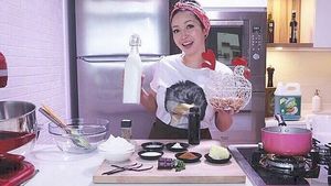 Ini 10 Potret Chef Marinka yang Tetap Cantik Saat Masak dan Makan