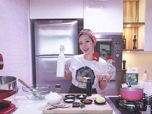 Ini 10 Potret Chef Marinka yang Tetap Cantik Saat Masak dan Makan