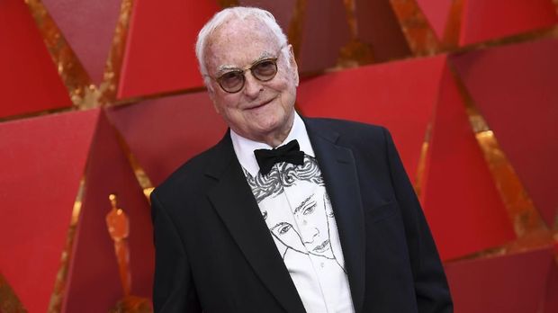 Penulis skenario dan sutradara James Ivory mendapat piala berkat filmnya 'Call Me By Your Name.'