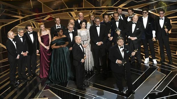 Bintang dan sineas film 'The Shape of Water' menerima piala Oscar 2018.