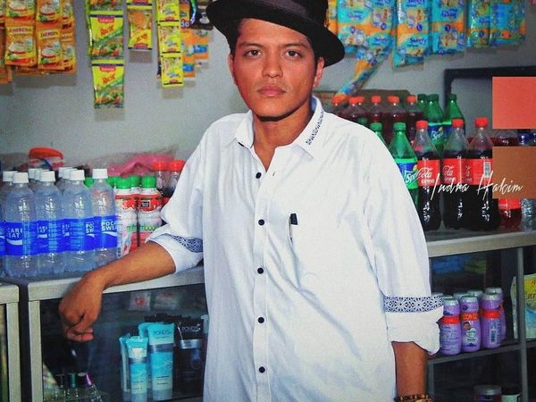 Kocak! Ini 10 Editan Foto Selebriti Hollywood Makan di Warteg hingga Jualan Gorengan