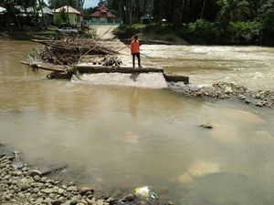 Banjir Sungai Batanghari Jambi Sebabkan Jembatan Beton Ambruk