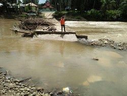 Banjir Sungai Batanghari Jambi Sebabkan Jembatan Beton Ambruk