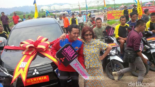 Senyum Lebar Kopda Budi Foto Bareng Susi Usai Taklukkan Selat Sunda