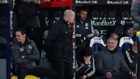 Tawa lepas macam ini akan terus mengiringi Mourinho sampai laga berikutnya. Itu karena di laga ini MU akhirnya mampu meraih kemenangan dramatis 3-2 lewat gol menit-menit akhir di markas Palace. (Foto: Action Images via Reuters/Matthew Childs)