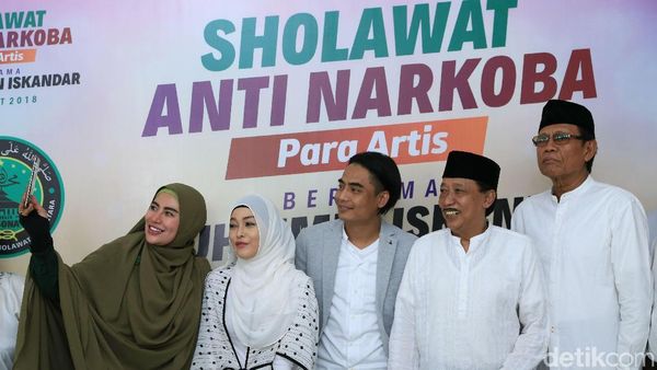 Para Selebriti Gelar Sholawat Anti Narkoba