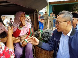 Zulkifli Hasan Dialog dengan Pedagang di Pasar Muara Enim