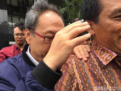 Usai Diperiksa KPK, Orang Kepercayaan Setnov Tak Mau Komentar