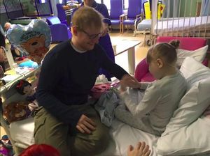 Cerita Haru di Balik Hadiah Gitar dari Ed Sheeran untuk Seorang Bocah