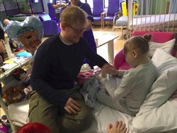 Cerita Haru di Balik Hadiah Gitar dari Ed Sheeran untuk Seorang Bocah