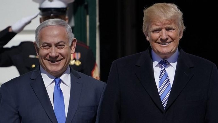 US President Donald Trump meets with Israeli Prime Minister Benjamin Netanyahu as his wife Sara(L) and First Lady Melania Trump(R) look on at the White House on March 5, 2018 in Washington,DC.Trump has offered unswerving support for Israel and its government, and the two leaders were sure to discuss his recognition of Jerusalem as the Israeli capital, a controversial move that received an extra boost Monday when Guatemala announced it too was moving its embassy from Tel Aviv to Jerusalem. / AFP PHOTO / Mandel NGAN