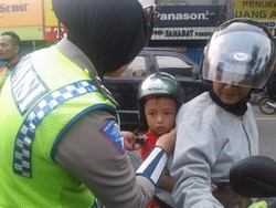 Operasi Keselamatan di Ponorogo, Polisi Bagikan 100 Helm