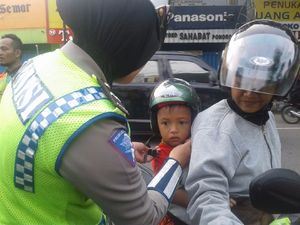 Operasi Keselamatan di Ponorogo, Polisi Bagikan 100 Helm Operasi Keselamatan di Ponorogo, Polisi Bagikan 100 Helm