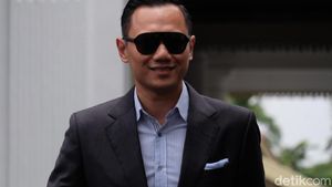 Gaya AHY Berkacamata Hitam Usai Bertemu Jokowi di Istana