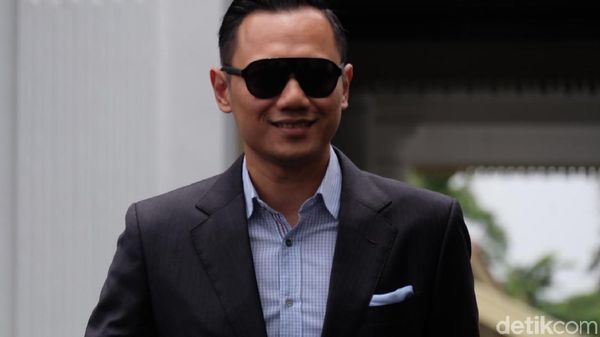 Gaya AHY Berkacamata Hitam Usai Bertemu Jokowi di Istana