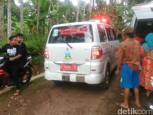 35 Ambulans Dikerahkan Tangani Keracunan Massal di Garut