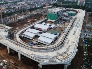 Cuaca Ekstrem Hambat Pembangunan Proyek LRT Jakarta Cuaca Ekstrem Hambat Pembangunan Proyek LRT Jakarta