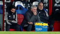 Mourinho sulit duduk tenang saat MU dijamu Crystal Palace di Selhurst Park. Di laga itu MU sempat ketinggalan dua gol lebih dulu sebelum mulai merintis kebangkitan. (Foto: Action Images via Reuters/Matthew Childs)
