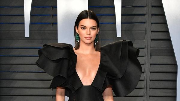 Foto: Kendall Jenner Seksi Bergaun Bahu Dramatis di After Party Oscars