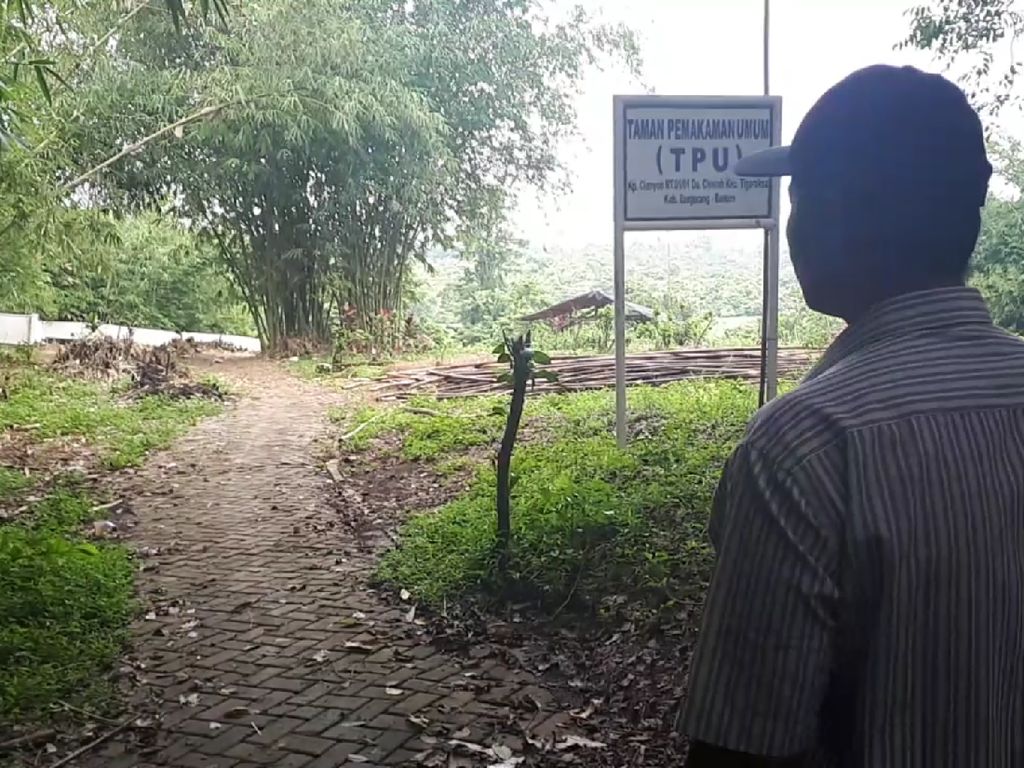 Warga Rutin Bersihkan Makam Keramat di Tangerang Tiap Minggu Warga Rutin Bersihkan Makam Keramat di Tangerang Tiap Minggu