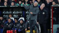 ... atau ini. Mourinho tampak sedemikian tenggelam dalam intensitas pertandingan. (Foto: David Klein/REUTERS)