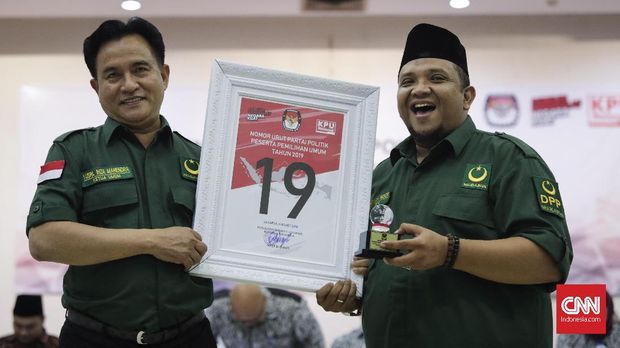 Ketua Umum Partai Bulan Bintang (PBB) Yusril Ihza Mahendra dan Sekretaris Jenderal Partai Bulan Bintang (PBB) Afriansyah Ferry Noer memegang nomor urut peserta pemilu 2019 di Kantor KPU, Jakarta, Selasa, 6 Maret 2018. CNNIndonesia/Safir Makki