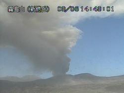 Gunung James Bond di Jepang Muntahkan Abu Vulkanis