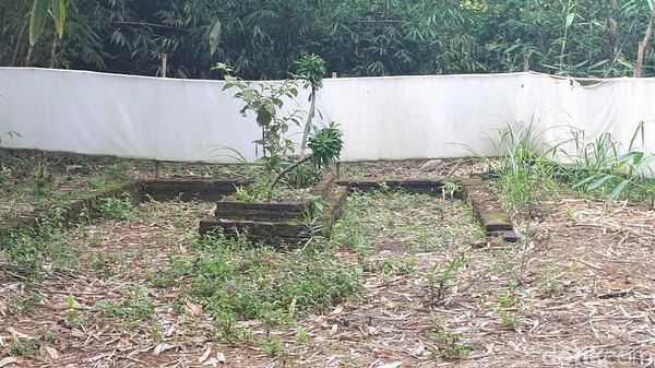 Foto: Kain Kafan jadi Pagar Makam Keramat di Tangerang