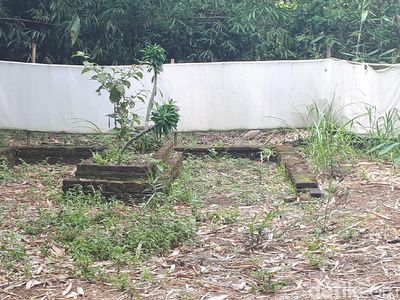 Foto: Kain Kafan jadi Pagar Makam Keramat di Tangerang
