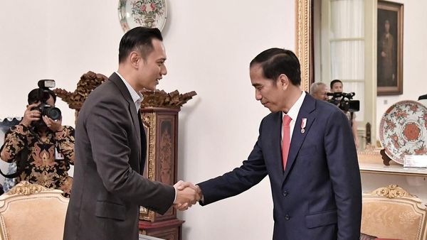 Jabat Tangan Jokowi-AHY di Istana