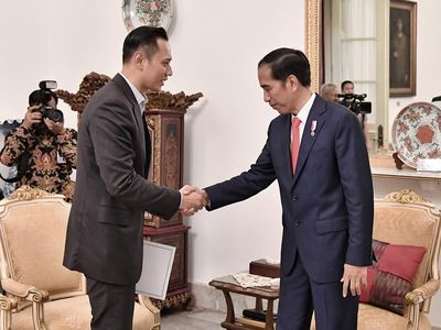 Jabat Tangan Jokowi-AHY di Istana